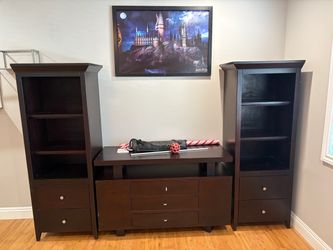 Entertainment center