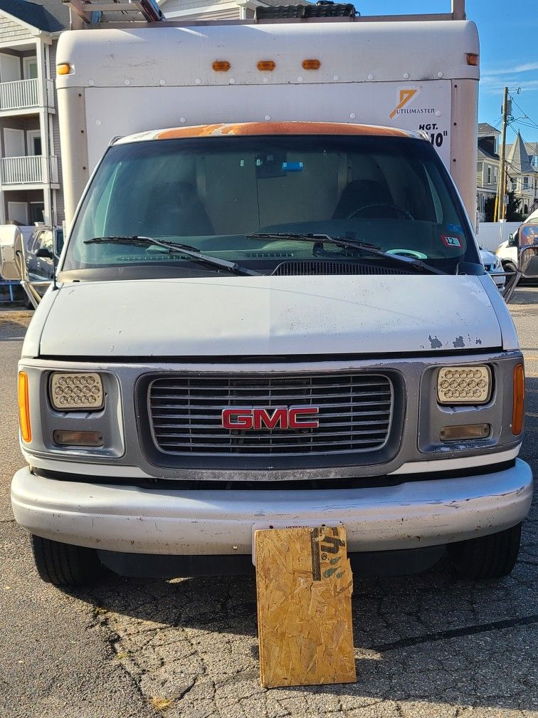2001 GMC Box Van