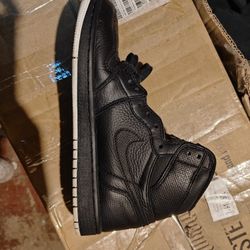 pair of rarely worn size 7 AJ1 black