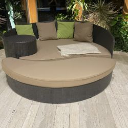 Sojourn Outdoor Patio Sunbrella Daybed
