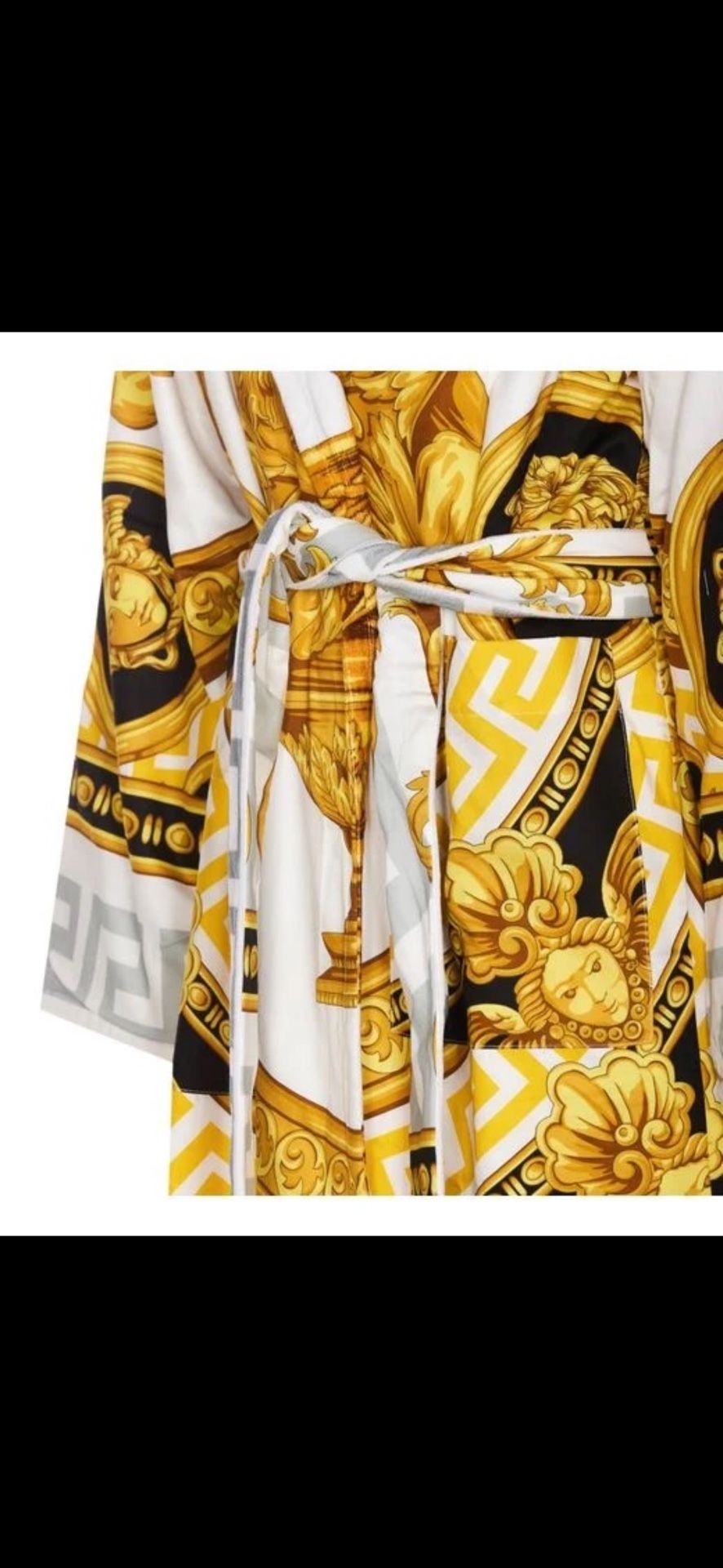 New Versace Robe π $600 Original $1795 Cash Only Size (Large)