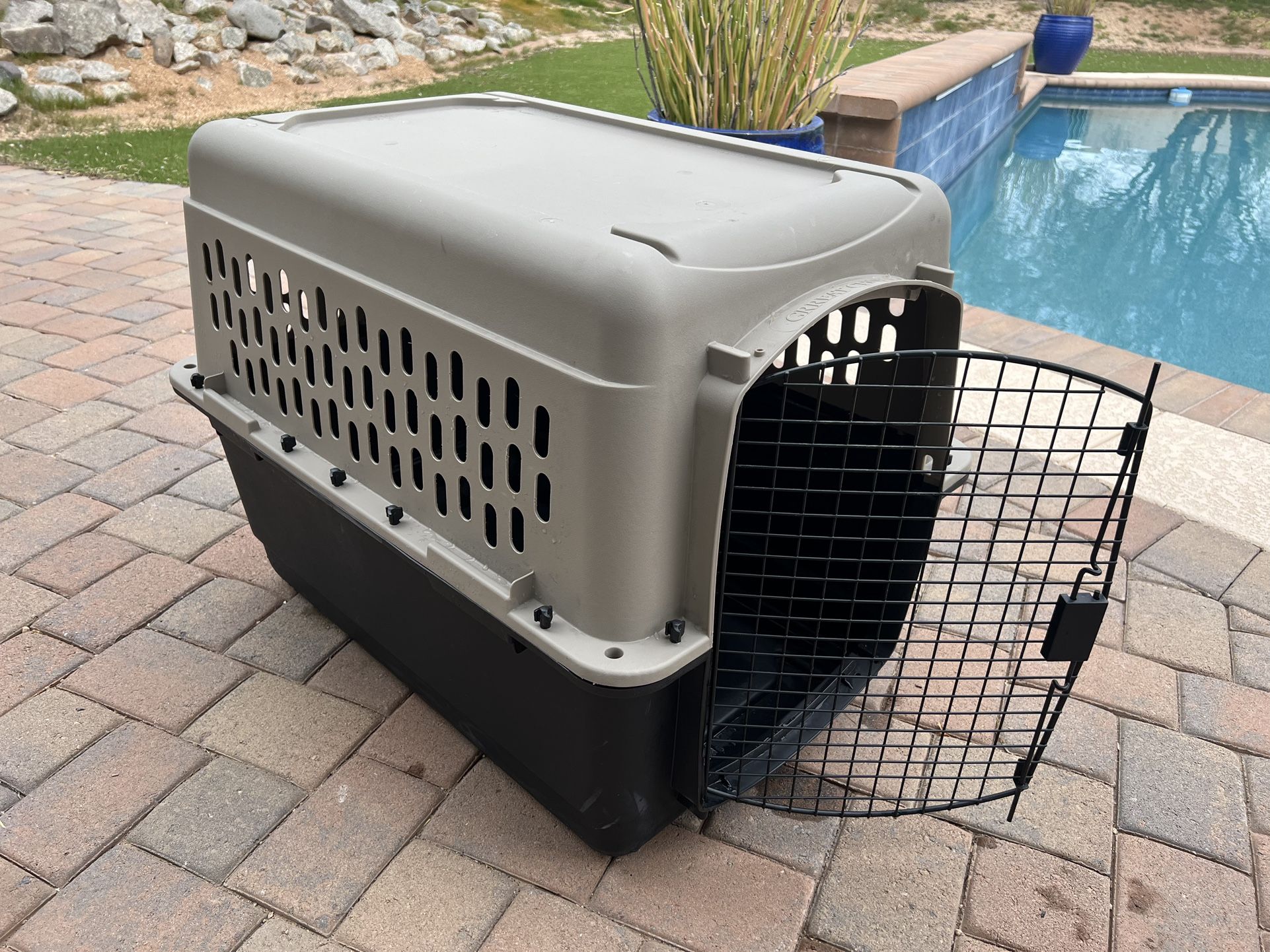 Pet Dog Kennel Hard-Sided Med/Large