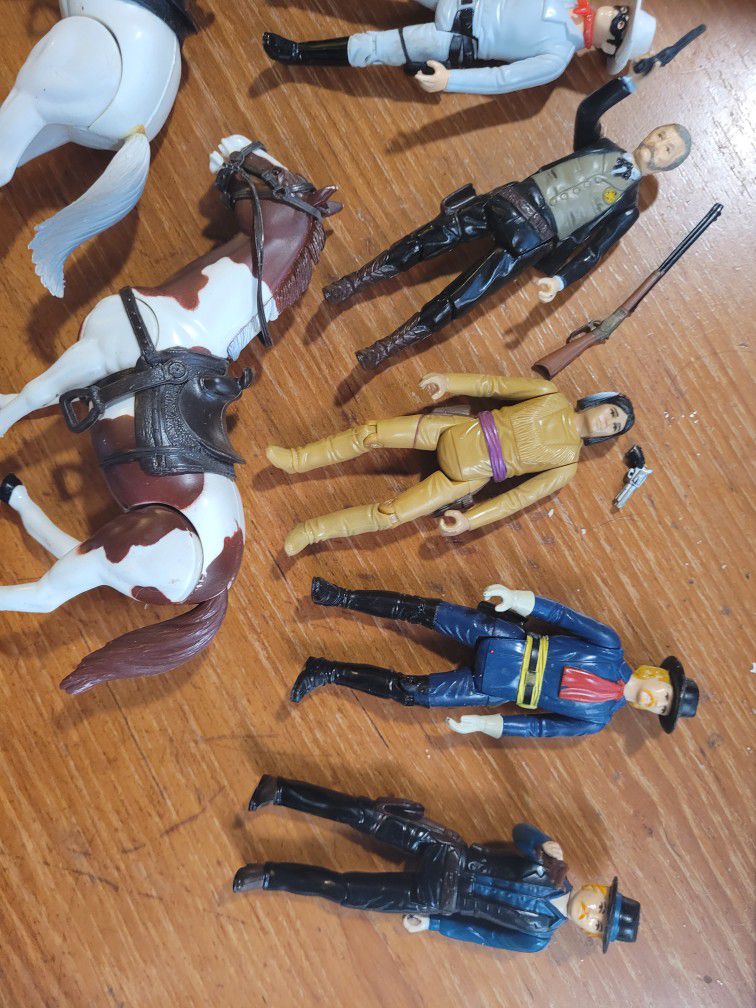 1980 Lone Ranger Figures, 2 1979 Figures And two Stagecoaches, One Takes Batteries ( No Corrosion At All)