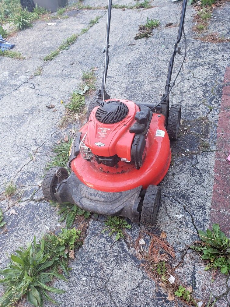 CRAFTSMAN M110 21-in Gas Push Lawn Mower with 140-cc Briggs and Stratton Engine