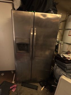 Fridge with ice machine and water ( need to be gone today)