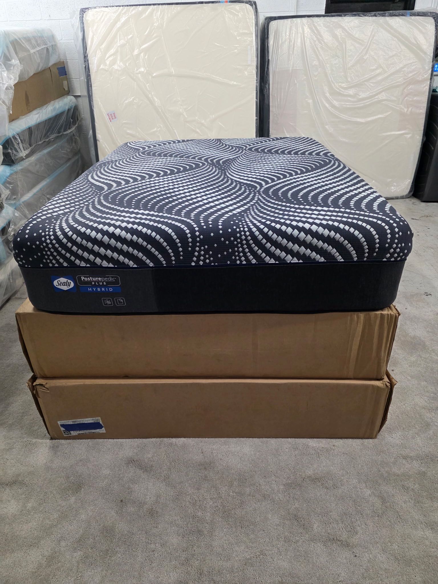 Sealy 14" (Highpoint) Hybrid Medium Queen