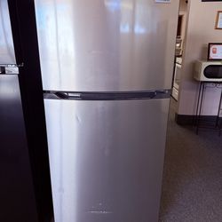 Frigidaire Apartment size Fridge - 12 months warranty - ALKA# 8053