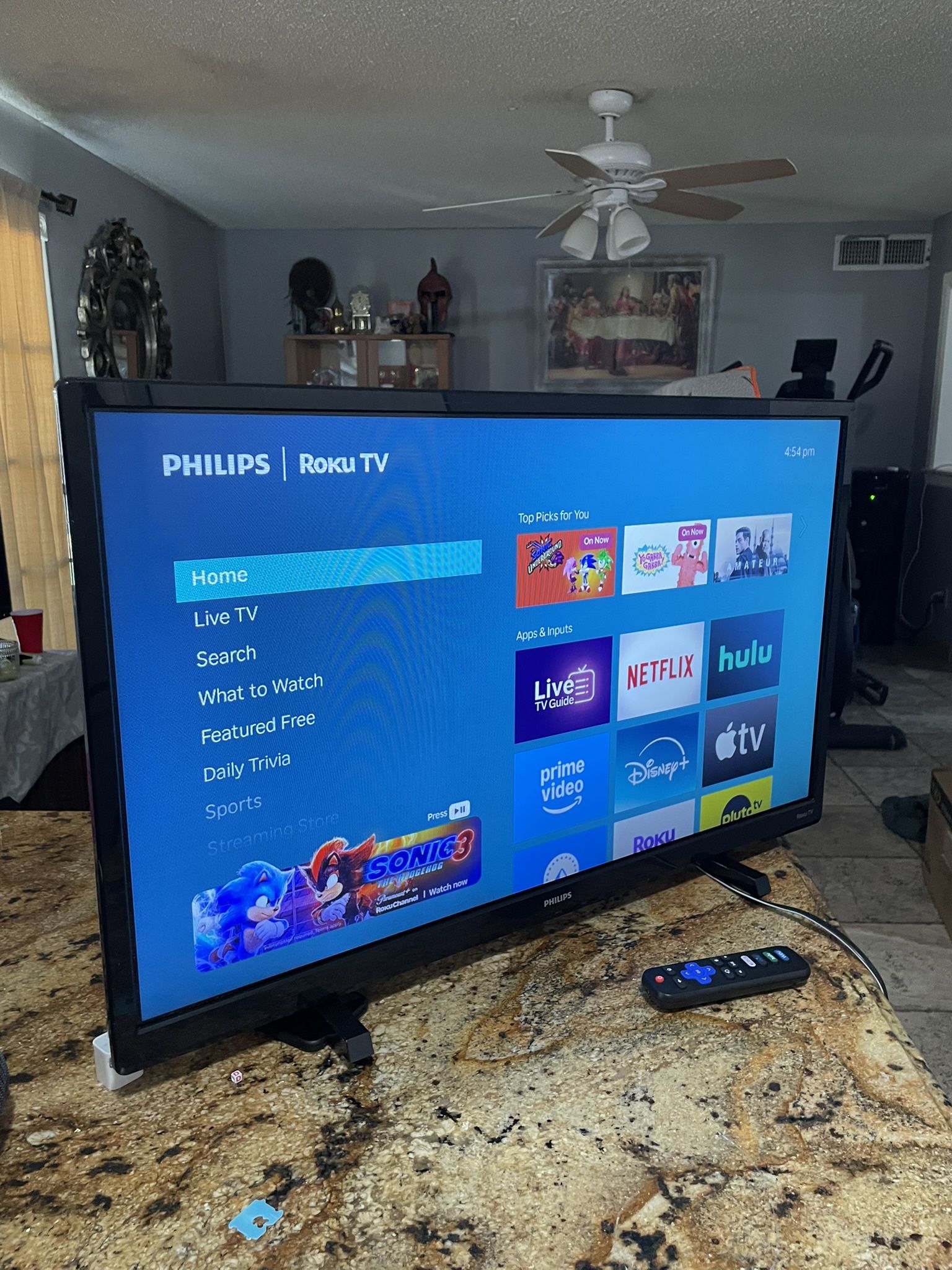 Philips 32" Class HD (720P) Smart Roku Borderless LED TV