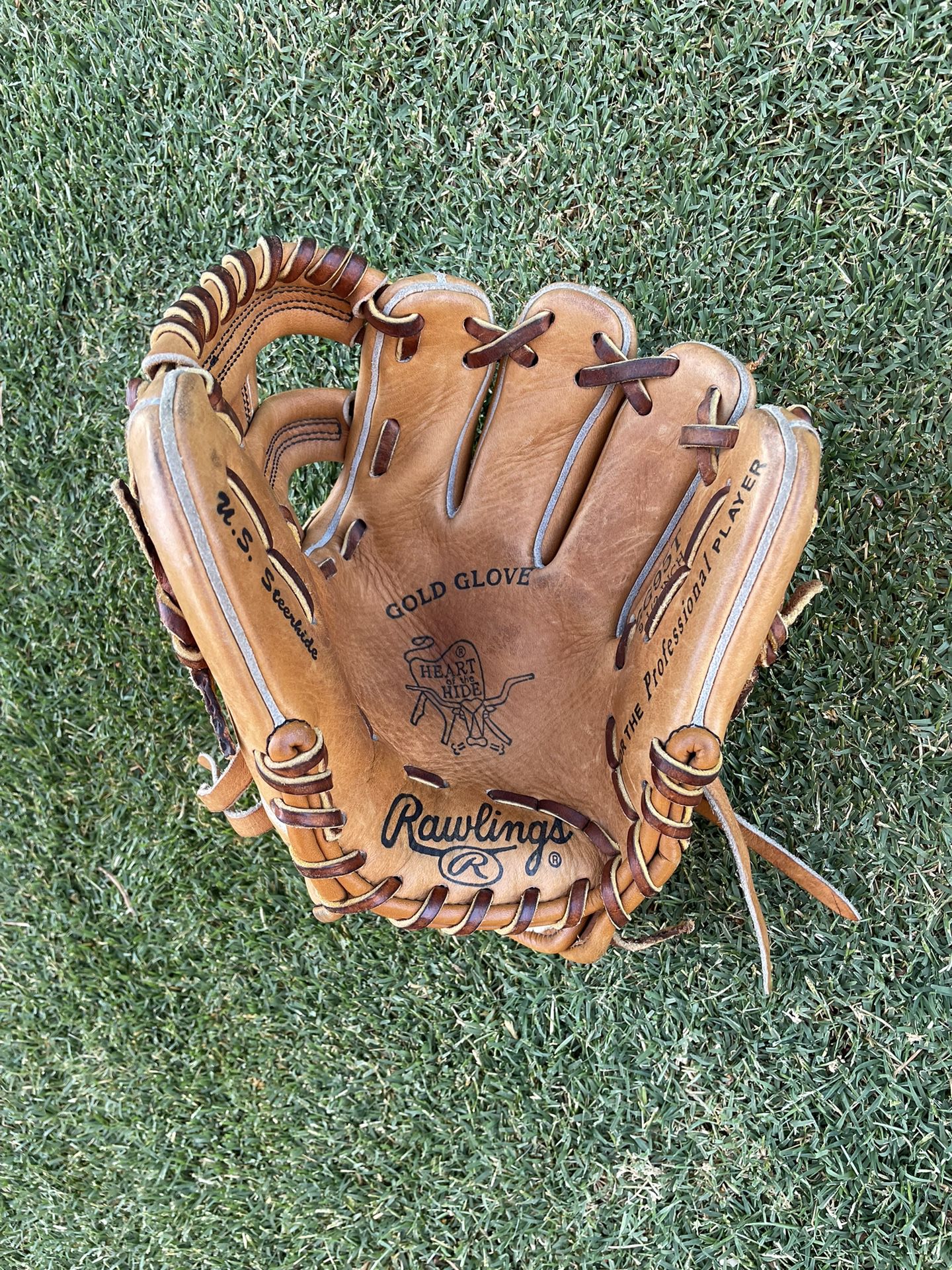 RARE Rawlings Heart Of The Hide Gold Glove. 9.5 in