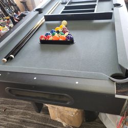 Pool table 95% new