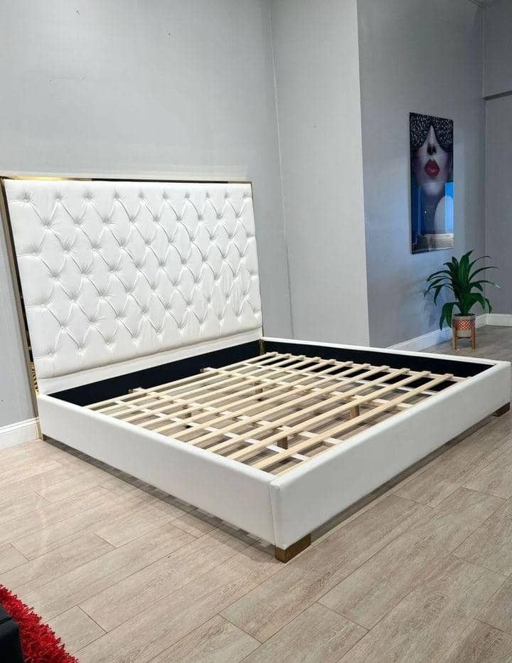 ⭐️ Cama King Moderna Tapizada en Blanco – Cabecera Acolchada con Botones ⭐️
. Preguntar Precio