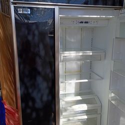 REFRIGERATOR MONOGRAM SIDE BUY SIDE ICE MAKER INSIDE BLACK ON BLACK WORKING EXCELLENT 6 MONTHS WARRANTY PRICE $500 CASH ON PICKUP ONLY THANK YOU