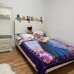 queen bed set with mattress, nightstand, mirror and dresser!
