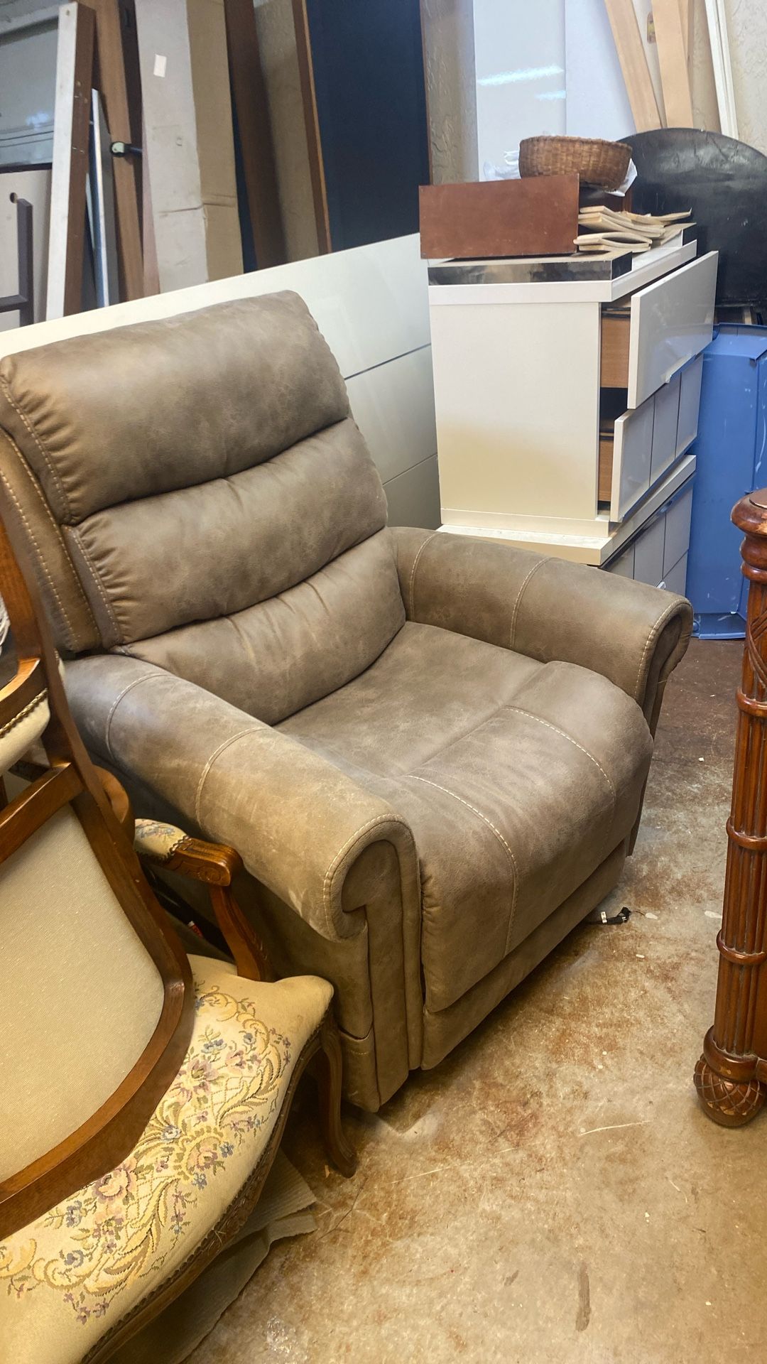 Recliner Leather Up Down Few Months Old