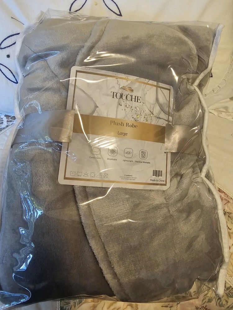New Plush Robe size Large 