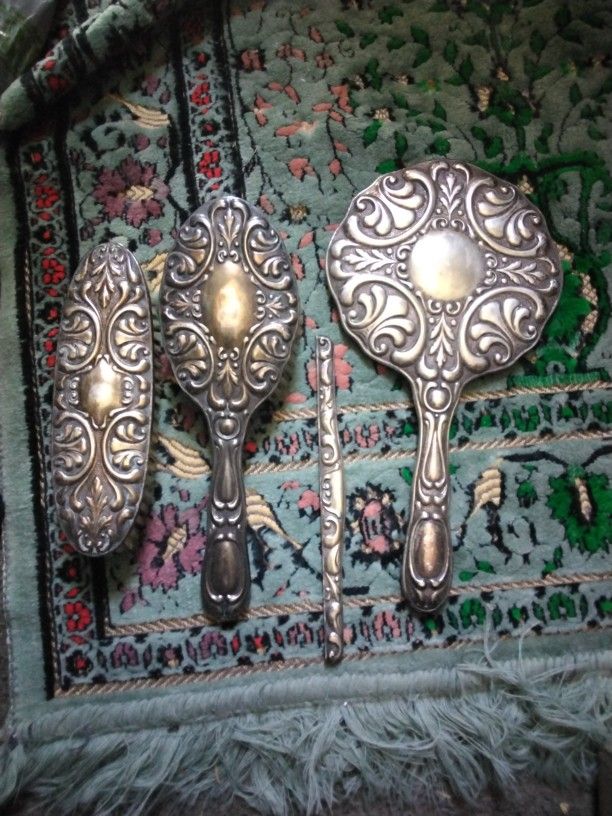 SilverPlate Mirror And Brush Set