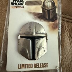 The Mandalorian Helmet Pin 2019 Disney + Limited Release LR Star Wars. The Way