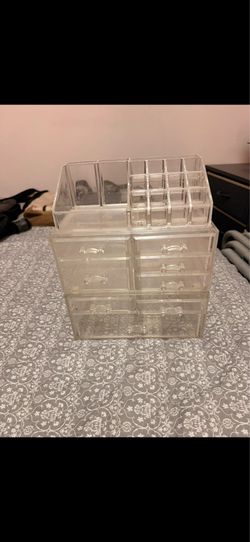 Makeup container