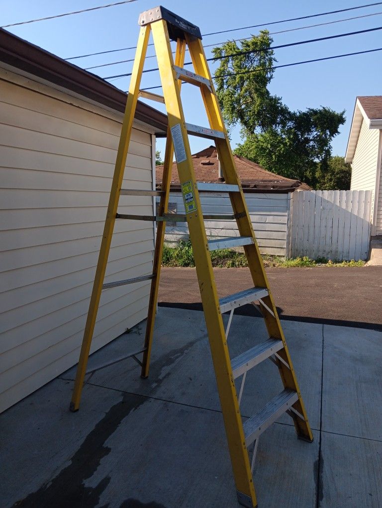 8 Ft WERNER Extra Heavy Duty Fiberglass Ladder