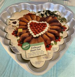 VTG Wilton BIG EMBOSSED HEART cake pan VALENTINE metal mold DESSERT SCALLOPED