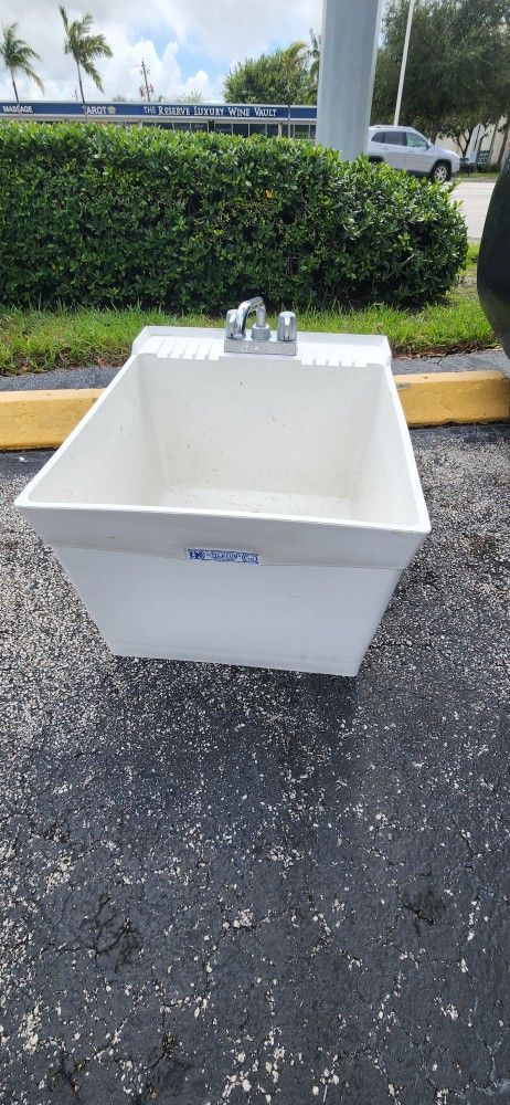 Wall-Mount Utility Tub in White 