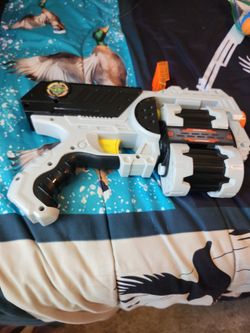 Dark gun with round disks , no darts and targets