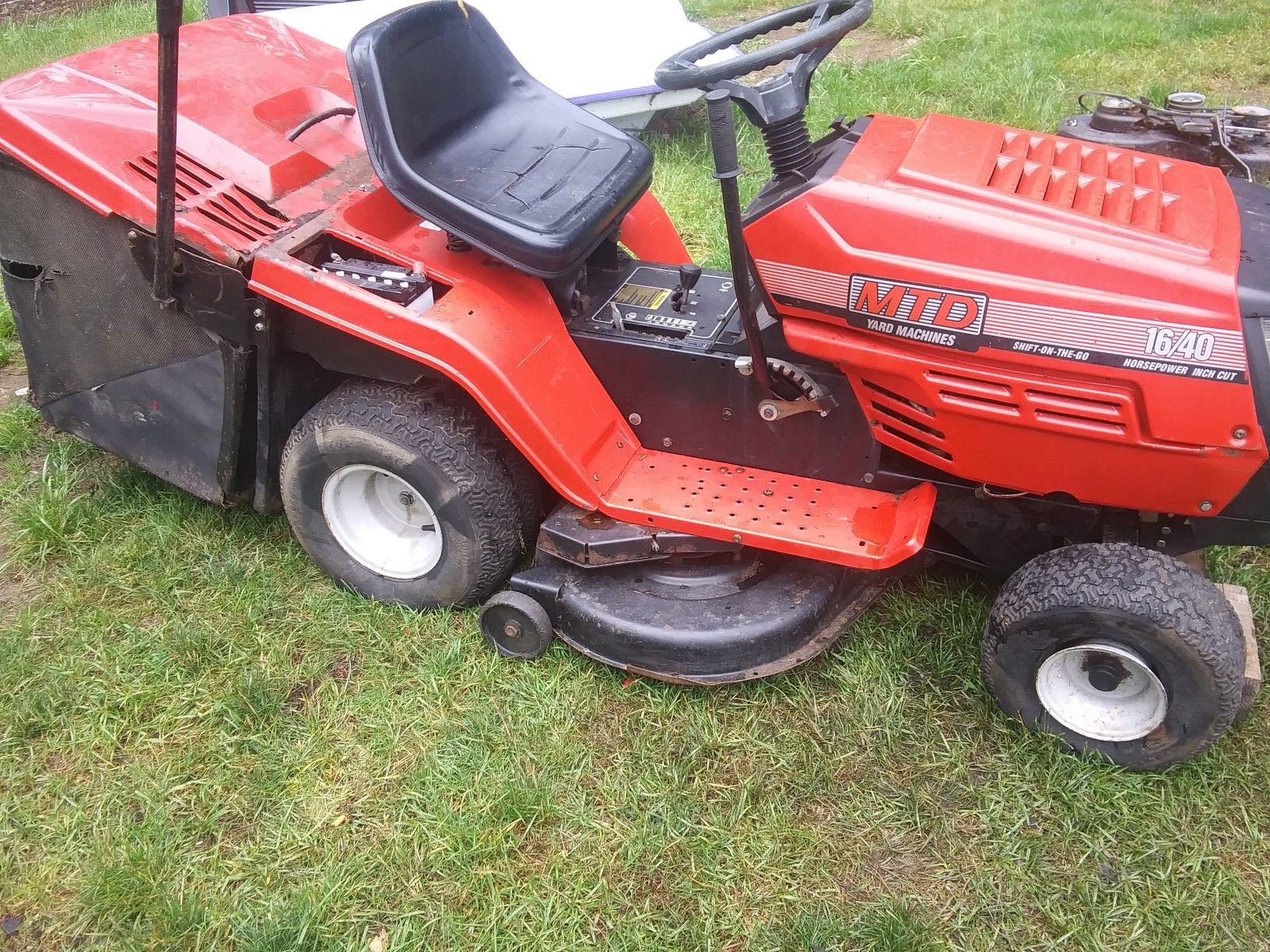 Mtd riding lawn mower with rear shoot bagger