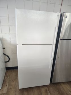 GE 18"cuft refrigerator with ice maker machine In Excellent Working Condition
