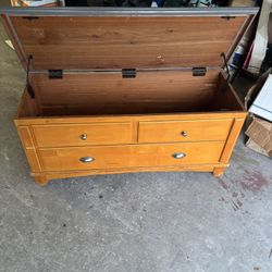 SOLID PINE CEDAR LINED BLANKET CHEST 