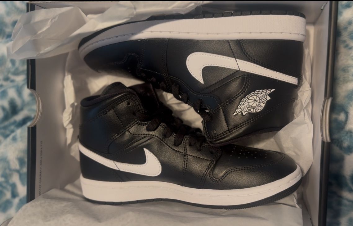 Air Jordan 1 Mid Black/White – Size 7.5 (Brand New)