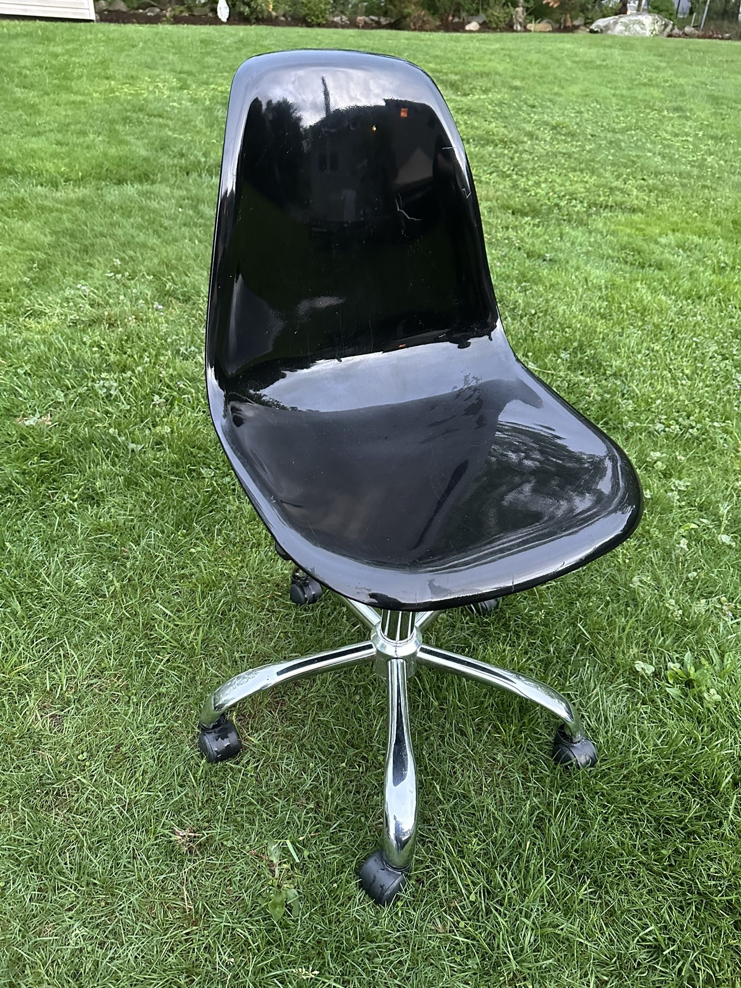 IKEA MIDCENTURY MODERN MOLDED BLACK PLASTIC & CHROME OFFICE CHAIR