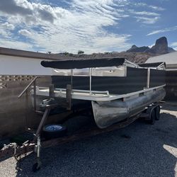 Crest 2001 22’ Pontoon Boat