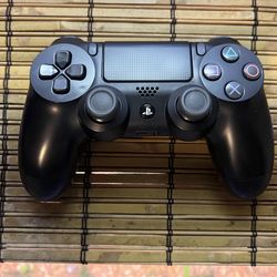 PlayStation 4 controller (black)