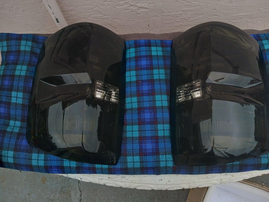 NEW IN BOX 2014-2019 CHEVY SILVERADO/GMC SIERRA TAILLIGHTS