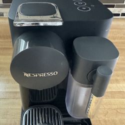 DeLonghi Lattissima One Nespresso Machine Model # EN500B (in excellent working condition cash & pick up only) 