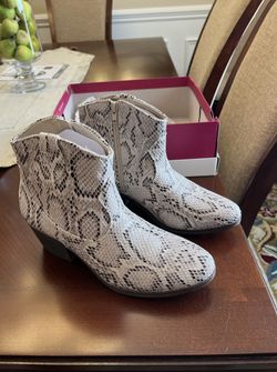 New “So” Brand Ladies Ankle Boots – Size 7.5