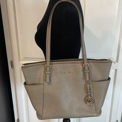 Michael Kors Jet Set Shoulder Bag 