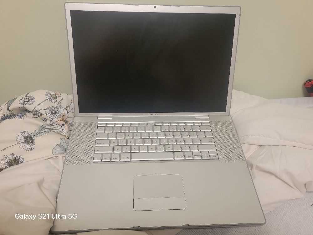 Used 17 Inch 2007 MacBook Pro 4GB DDR2 RAM AND UPGRADED 1TB 5400rpm HDD