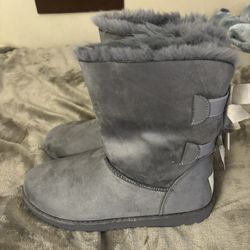 *BRAND NEW*  Bailey Bow Women’s Uggs Short 