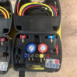 4-way AC Manifold With Hoses And Case 