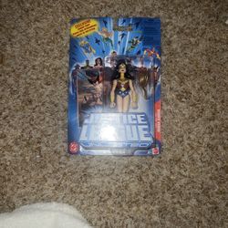 2005 Mattel Justice League Unlimited Wonder Woman Action Figure. Corners are bent 