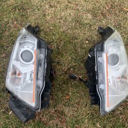 Cadillac SRX Pair Headlights 
