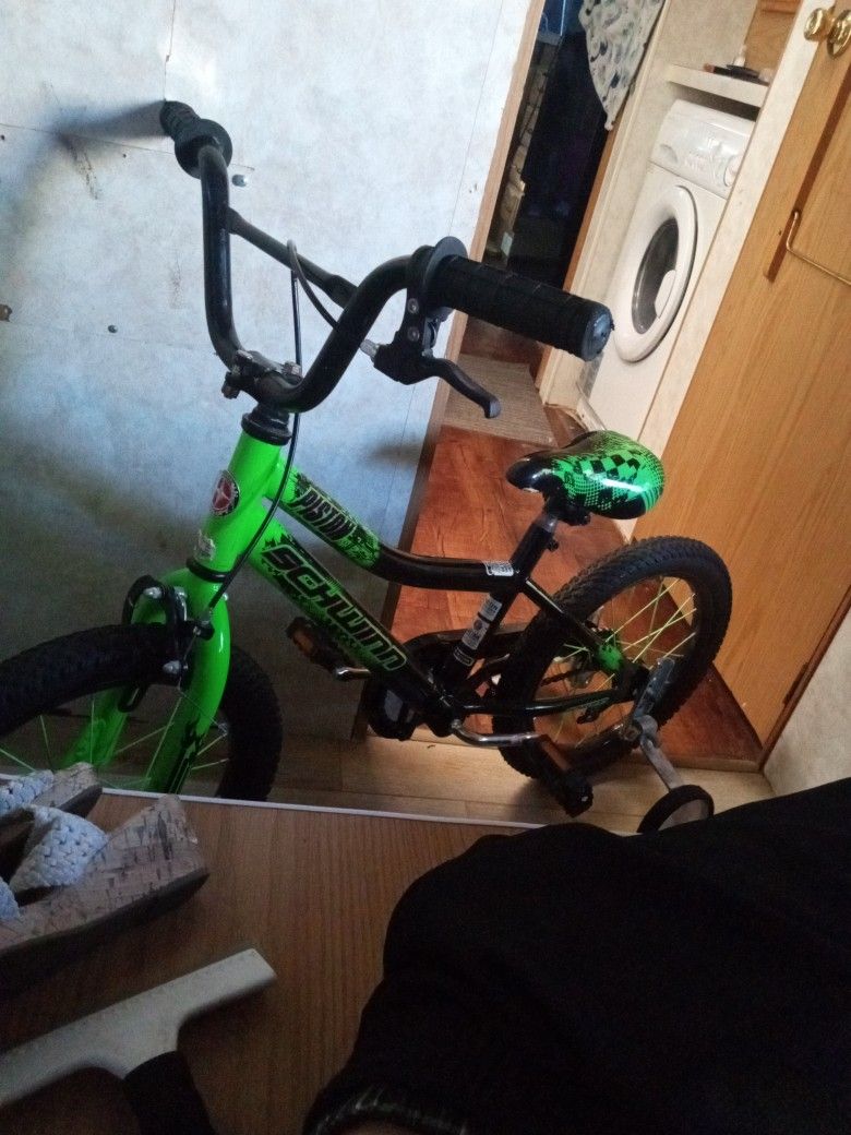 Boys Schwinn With Retractable Training Wheels for Sale in El Cajon