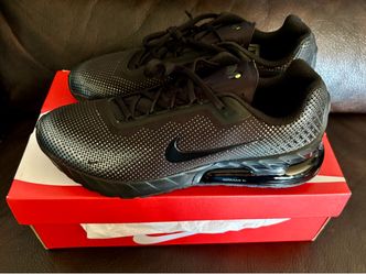 Nike Air Max Phoenix Men's 8.5, Triple Black, New With Box