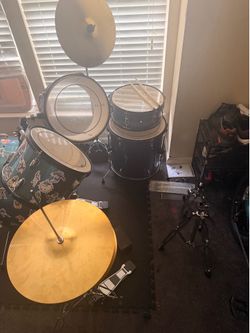 FULL 22 inch drumset w/extra snare wires, floor mat, and drum sticks