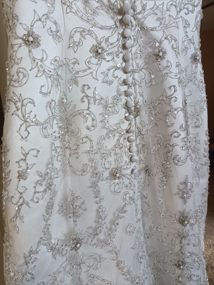 Oleg Cassini White bead embroidered wedding dress Size 10 Ivory mermaid style with a sweetheart neckline
Condition is used with a couple small tears