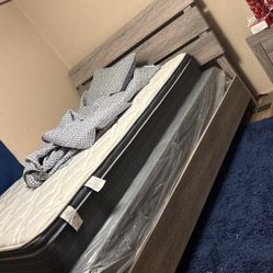 Queen Bedroom Set (PICK UP ONLY )