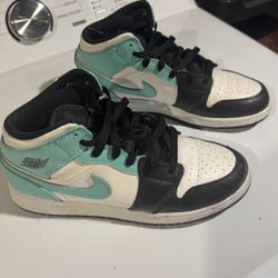 Jordan 1 Mid (size 6Y) UNISEX
