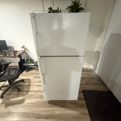 GE Refrigerator 