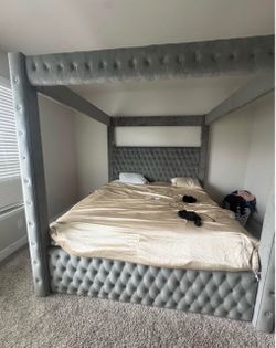 King canopy bed
